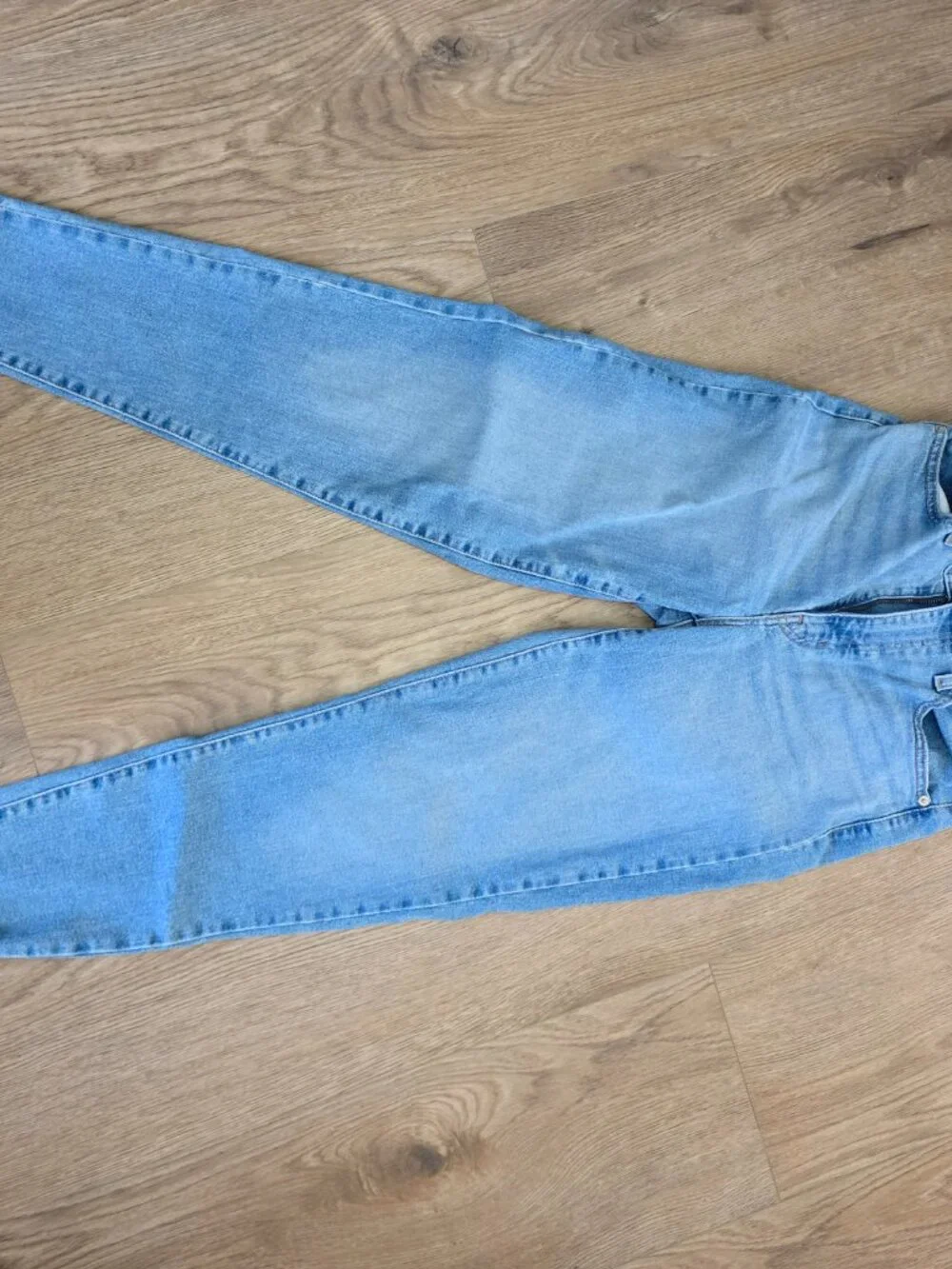NWOT Levis High Waisted Mom Jean - Size 26 - Picture 3 of 3